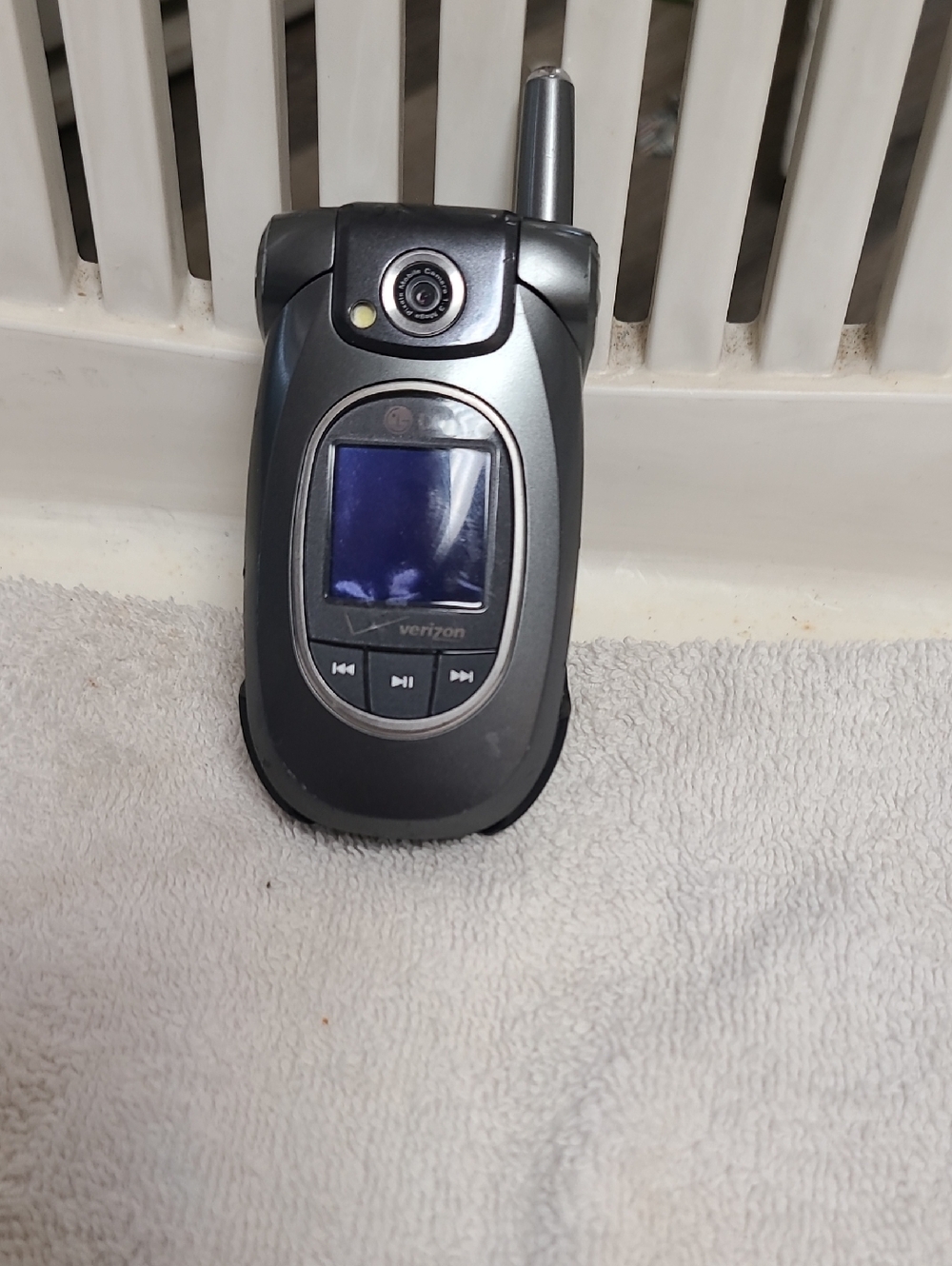 Verizon Silver Flip Phone with External Display